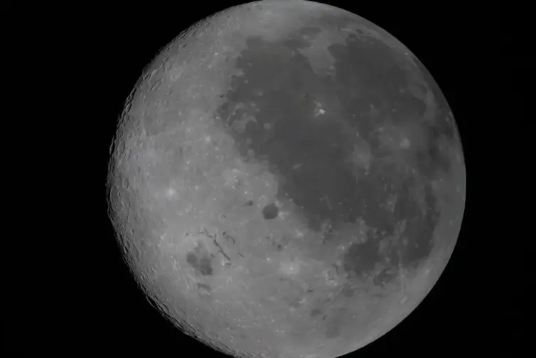 Imagem captada próxima da lua pelos astronautas, onde é possível ver as crateras lunares.