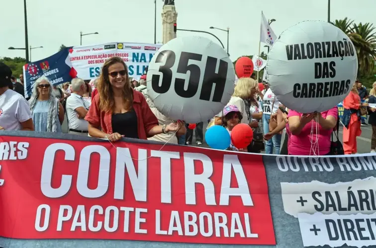 Manifestantes nas ruas com faixas de protesto.