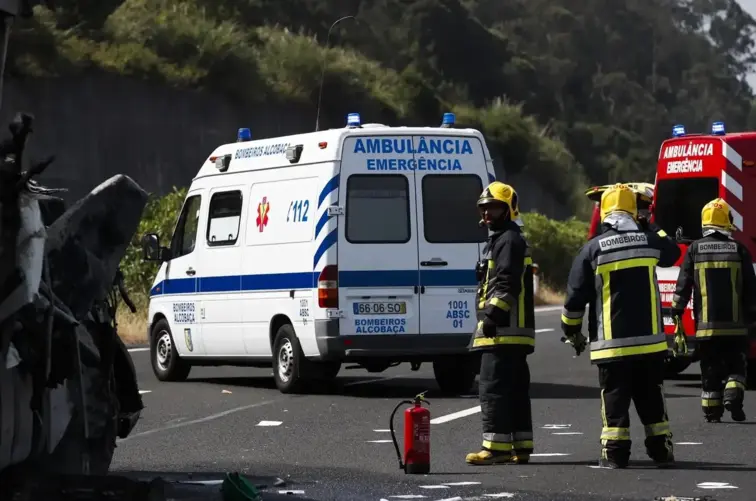 Teatro de operações após um acidente rodoviário.