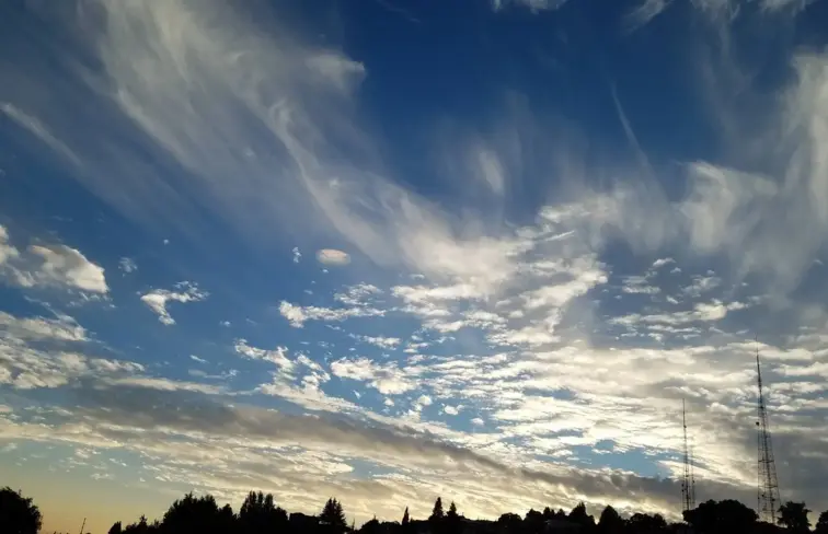 Céu pouco nublado e com sol