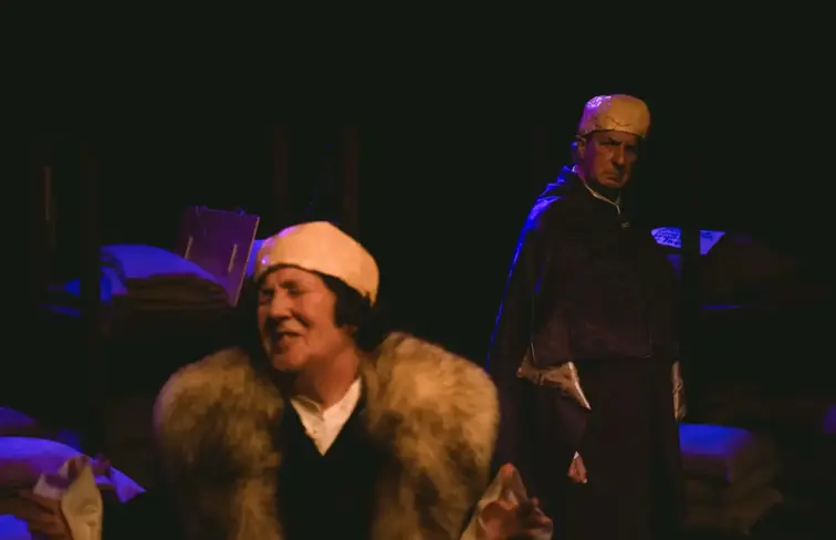 A distinção entre cabeças bicudas (Ziks) e cabeças redondas (Zaks) é uma sátira de Bertold Brecht à política racial do Nazismo na Alemanha de Hitler, onde os judeus eram demonizados.