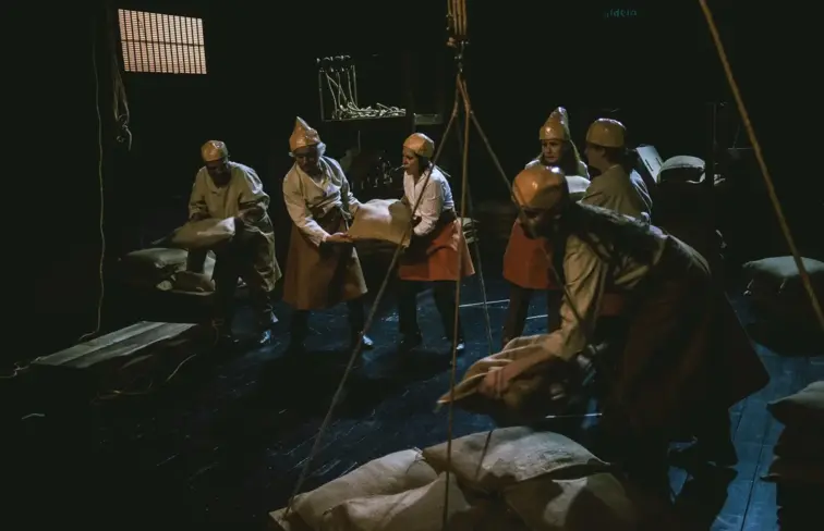 Na alegoria de Brecht, os cabeças bicudas são apresentados como os "inimigos" ou o bode expiatório da sociedade, acusados de serem parasitas e a causa de todos os problemas económicos e sociais do país fictício de "Yahoo".