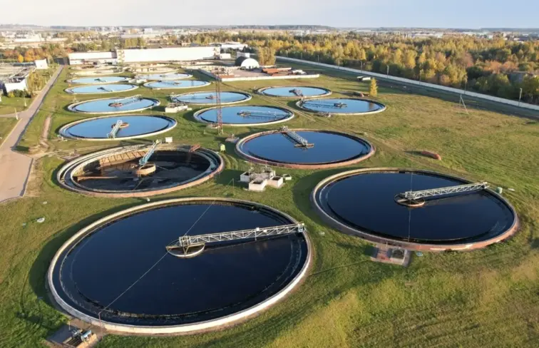 Vista aérea sobre uma Estação de Tratamento de Águas Residuais