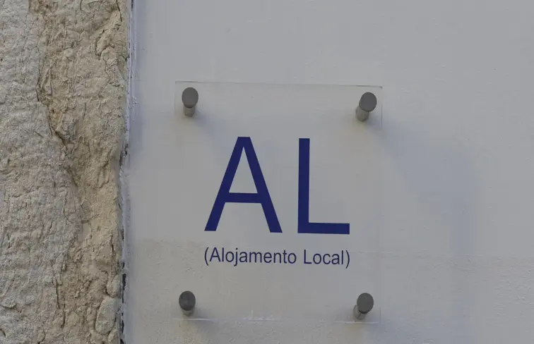 Placa de alojamento local