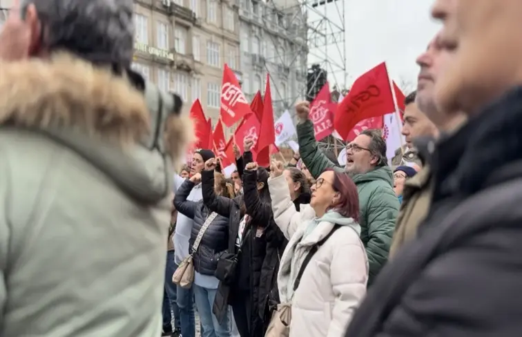 Manifestação do dia 11 de dezembro. Pessoas com bandeiras da CGTP no dia da greve geral.