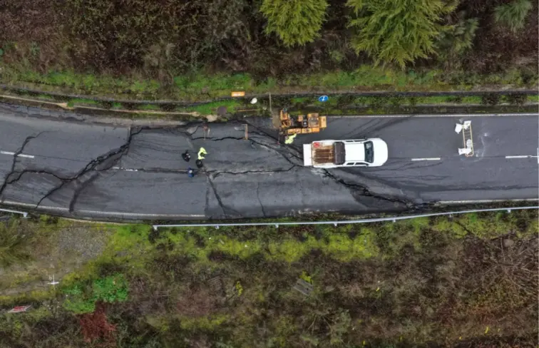 Estrada abriu fissuras devido ao mau tempo 