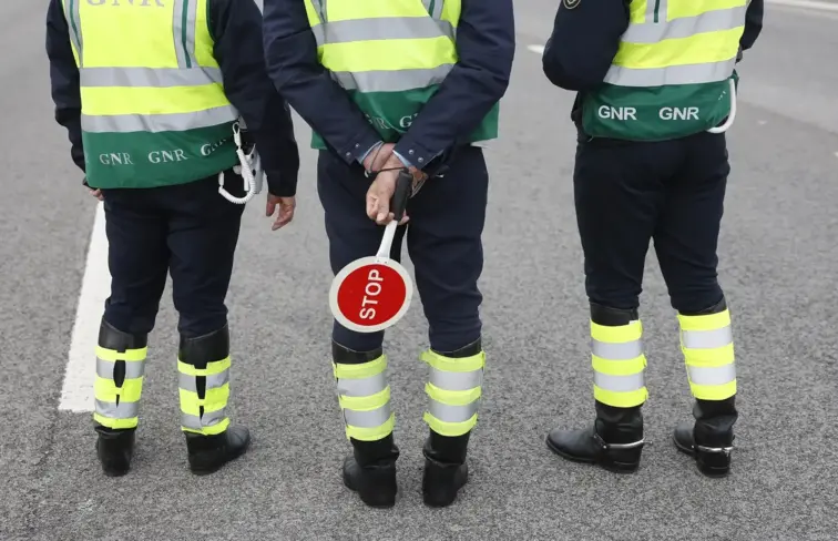 Três militares da GNR com placa de STOP