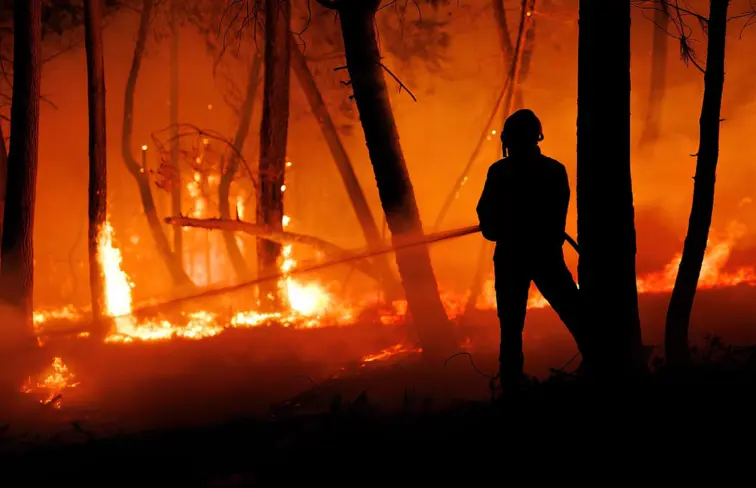 Pessoa a combater incêndio