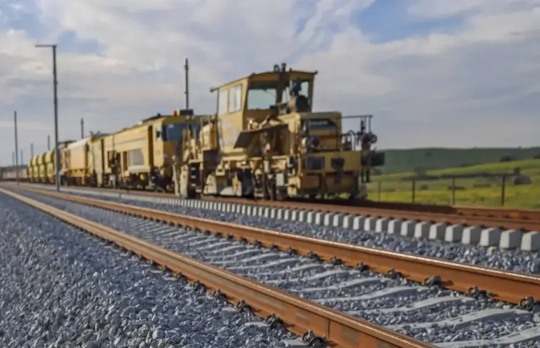Máquina a circular num caminho de ferro