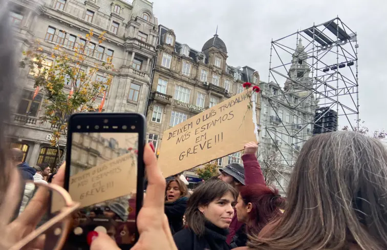 Cartaz que diz "Deixem o Luís trabalhar que nós estamos em greve" na manifestação de dia 11 de dezembro na Avenida dos Aliados, Porto