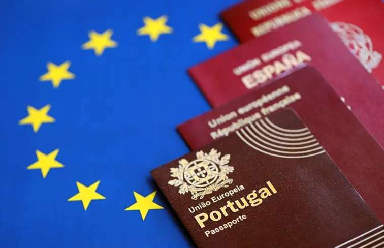 Passaportes europeus e bandeira da União Europeia