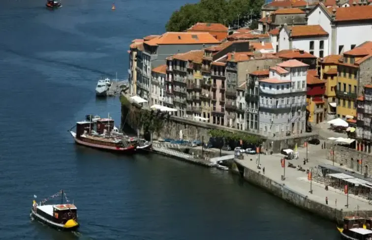 Cidade do Porto e alguns barcos no rio Douro