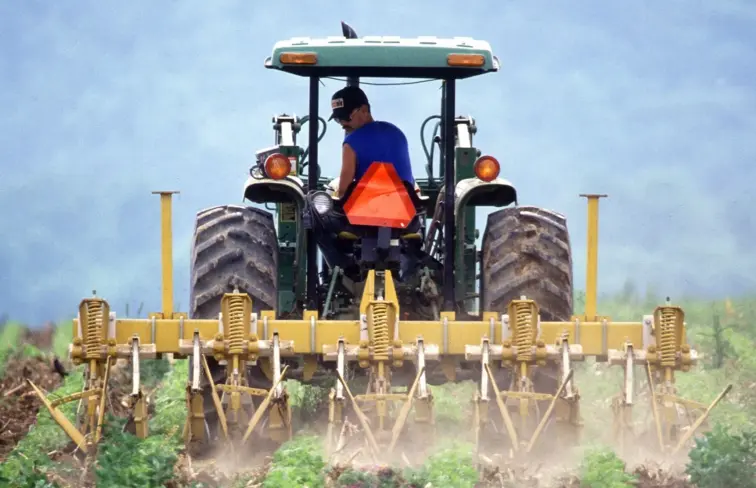 Homem a conduzir trator