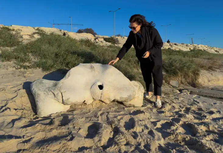 Sílvia Curado, cientista portuguesa radicada nos EUA, encontrou um osso de baleia na praia da Figueira da Foz