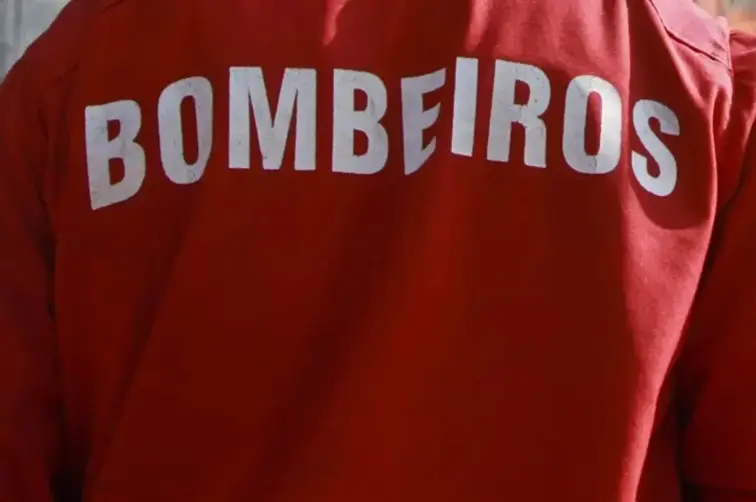 Na imagem, as costas de um bombeiro.