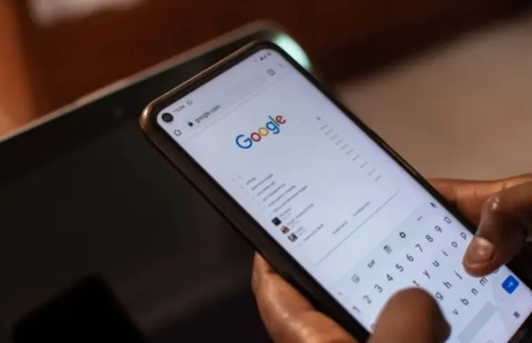 Pessoa a pesquisar no google