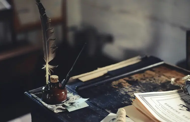 Pena de escrever e folhas