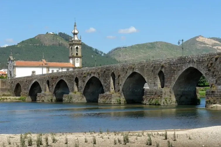 Paisagem da ponte romana sobre o Rio Lima.