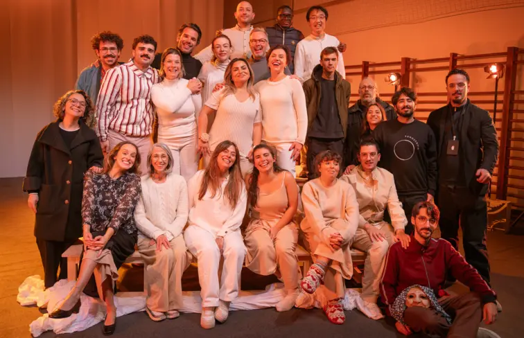 Apresentação do espetáculo "Anoitecer"