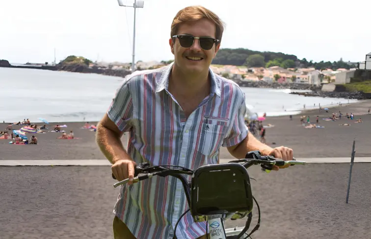 Hotel à beira mar, nos Açores, coberto de painéis solares no telhado