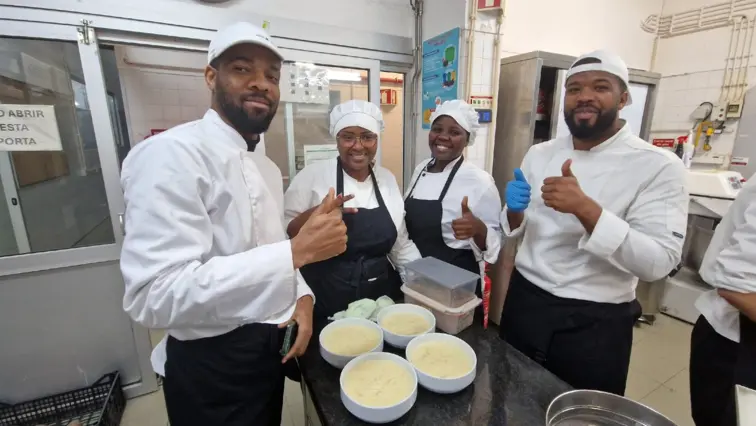Alunos da Escola de Hotelaria e Turismo de Coimbra vestem a farda de cozinha preparam um almoço de Natal
