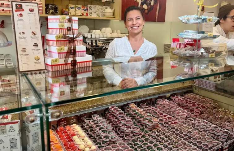 Manuela Soares, atrás da montra que exibe as várias variedades de chocolate na Delícia