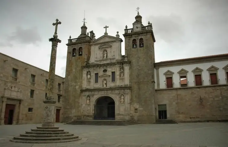 Fachada frontal da Sé de Viseu