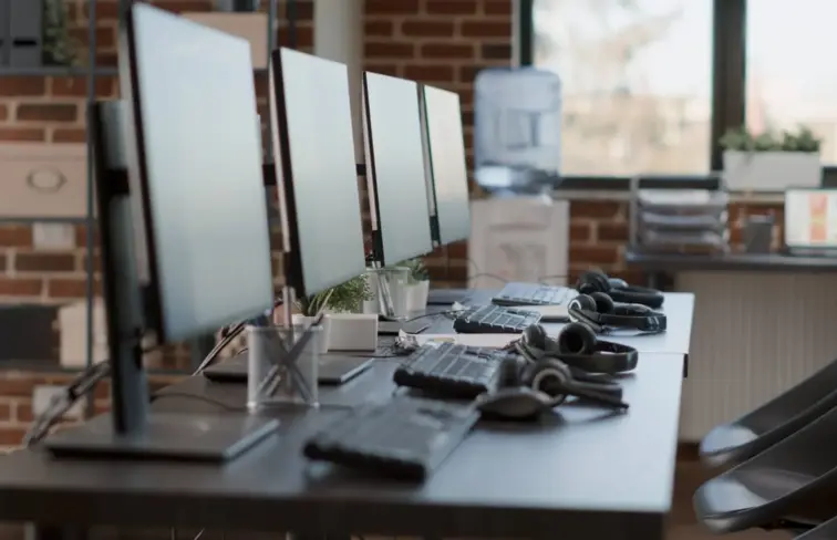 Computadores em secretárias numa empresa
