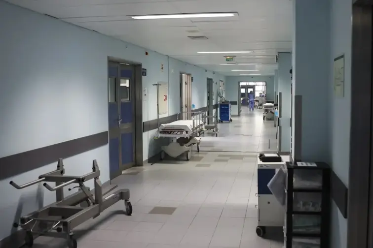 Corredor de hospital vazio.