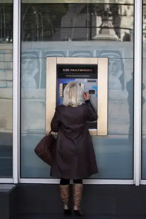 Mais de 40% das freguesias do país sem multibanco: dificuldades no interior levam concelhos a apostar no transporte