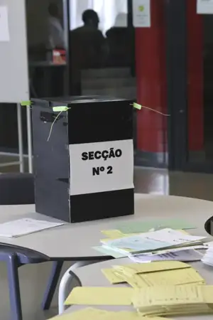 Emigrantes podem ter de votar na segunda volta com boletins da primeira