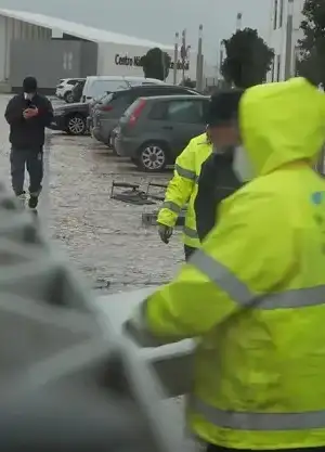 Funcionários municipais de Alcácer do Sal limpam edifício após as cheias