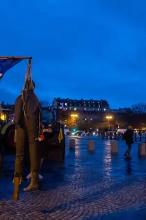 Agricultores e cerca de 100 tratores furam barreiras em Paris contra Mercosul