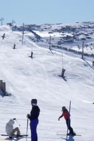 É a única estância de esqui do país e recebe cerca de 400 turistas por dia
