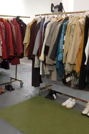 "Comprar em segunda mão é a nova tendência": jovens são os que mais procuram roupa usada