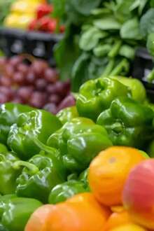 Frutas e legumes expostos.