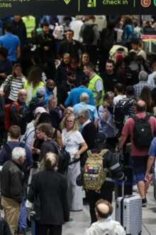 Multidão no aeroporto de Lisboa.
