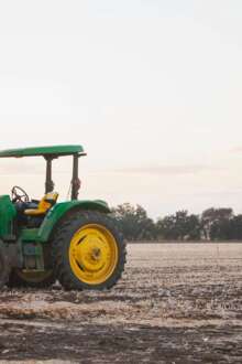 Trator em atividade agrícola