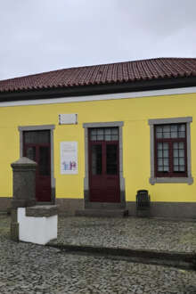 Fachada do edifício da Casa da Cultura de Sendim