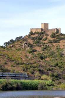 Gavião com o castelo e o comboio a passar
