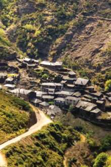 Fotografia aérea de uma aldeia da região