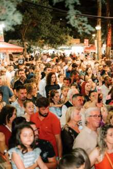 Dezenas de pessoas na feira do ano passado