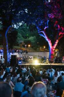Espetáculo de dança no festival ao ar livre Imaginarius.