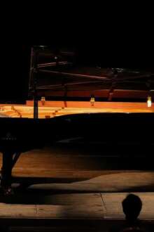 fotografia de mulher a tocar o piano