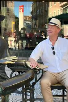 Ricardo Belo de Morais e a estátua de Fernando Pessoa, nas ruas de Lisboa.