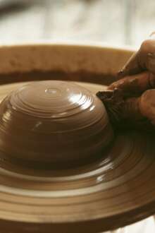 Programa educativo da Anozero em Coimbra usa o barro para desafiar emoções de alunos