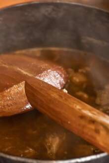 Em panela de ferro, Chanfana serve-se à mesa em Penamacor