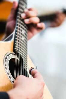 Fotografia de uma guitarra portuguesa