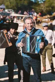 Pessoas a tocar instrumentos musicais