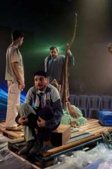 pessoas em cena teatral